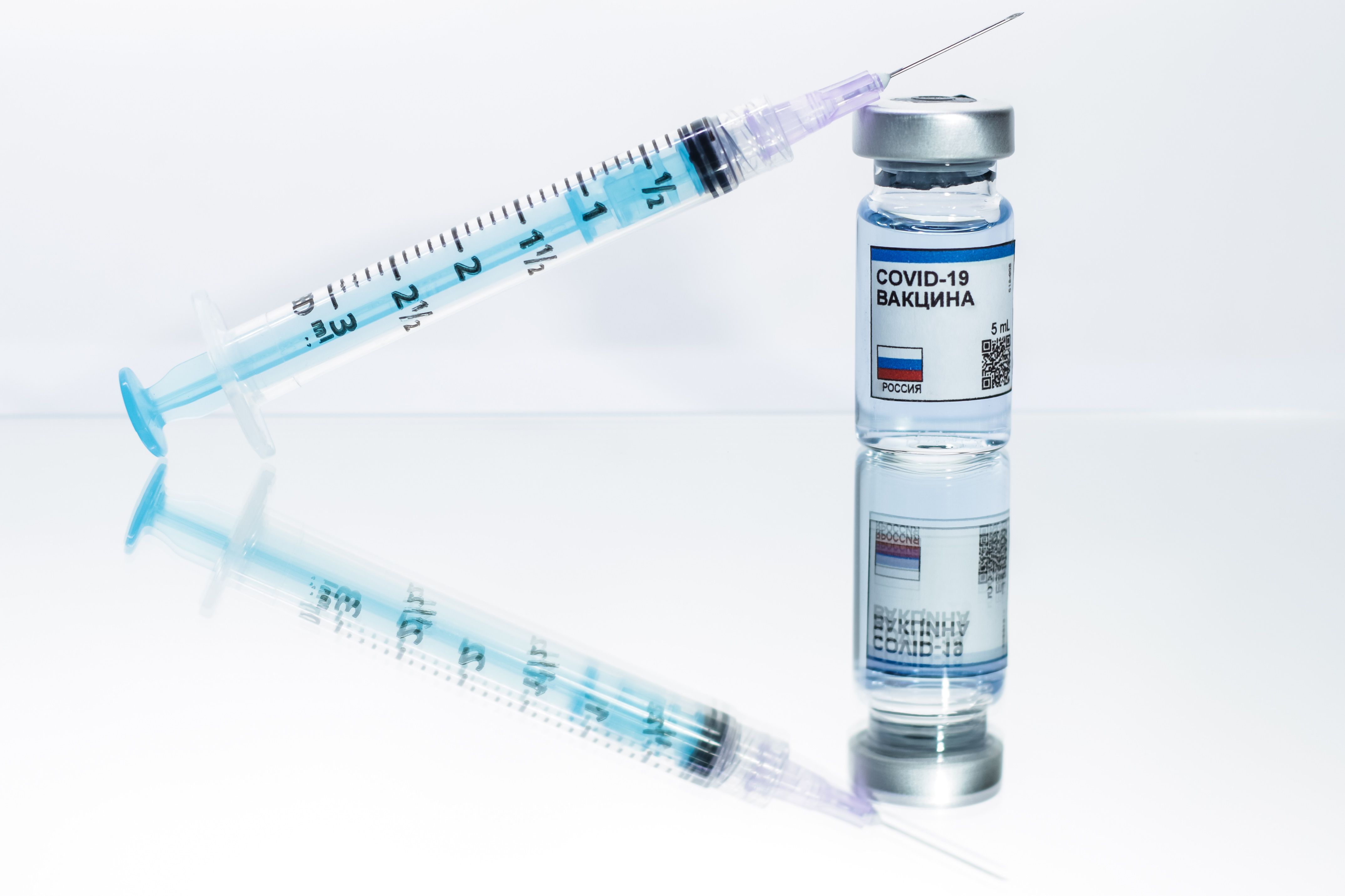 Первая вакцина от коронавируса. Covid-19 вакцина. Коронавирус шприц. Шприц с вакциной от коронавируса. Шприц для вакцинации от коронавируса.
