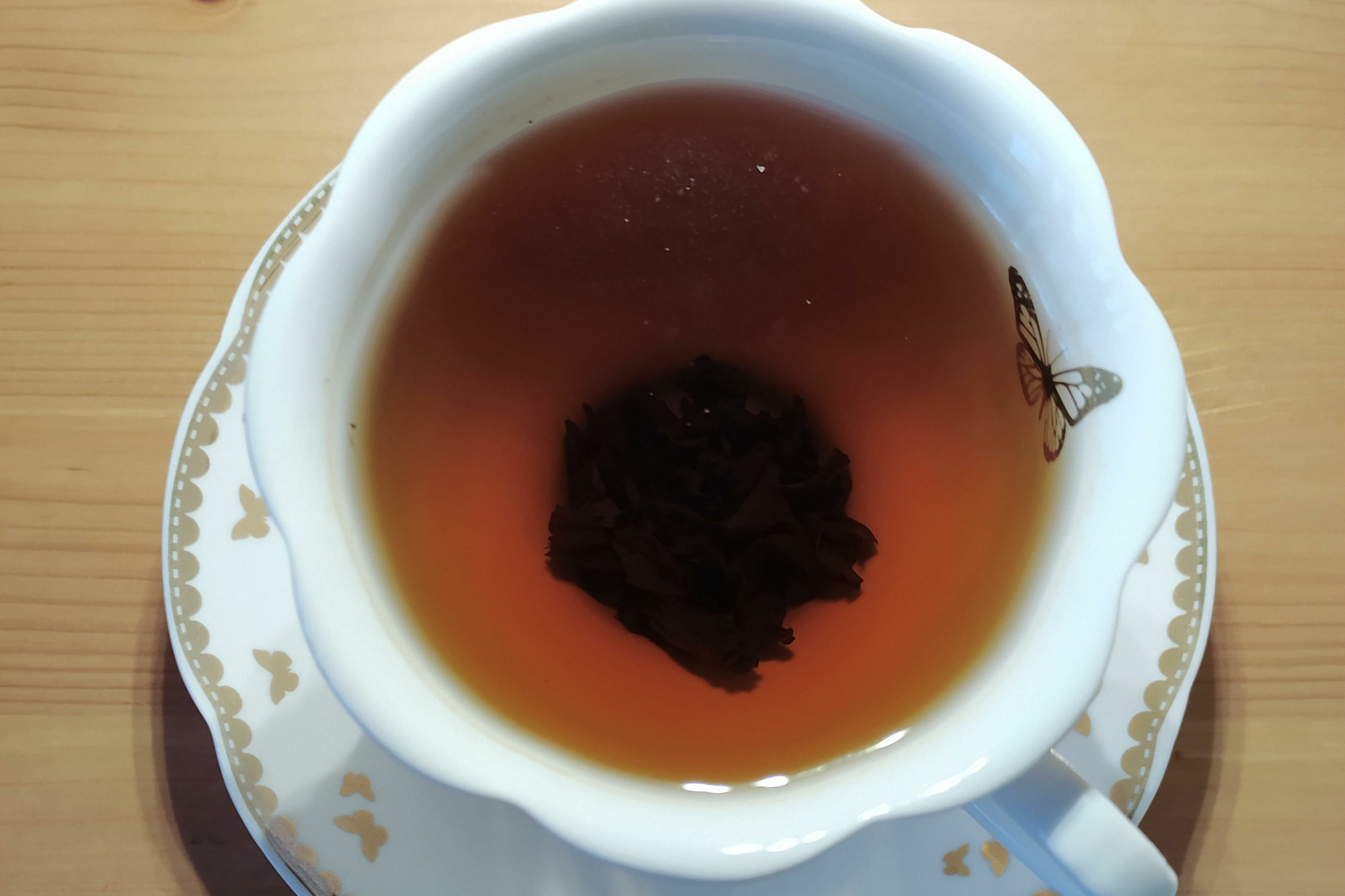 Сколько пить заваренный чай. Ядовитый чай. Заваривать чай. Врач с чашкой чая. Опасный чай.