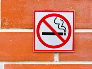 За курение возле подъездов предлагают штрафовать – законопроект внесли в Госдуму